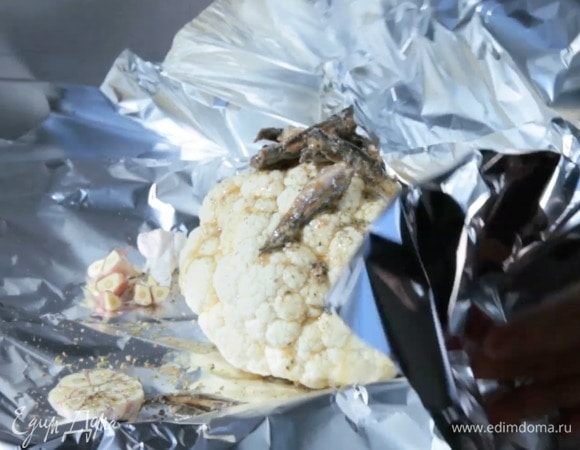 Завернуть все в кулек и убрать в духовку на 1 час 30 минут. 