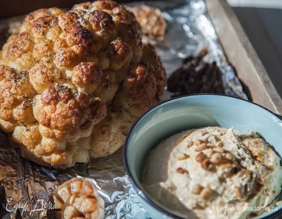 Затем аккуратно раскрыть фольгу, убрать с капусты анчоусы и запекать еще 30 минут в открытом виде. Подавать с хумусом или каким-нибудь соусом.