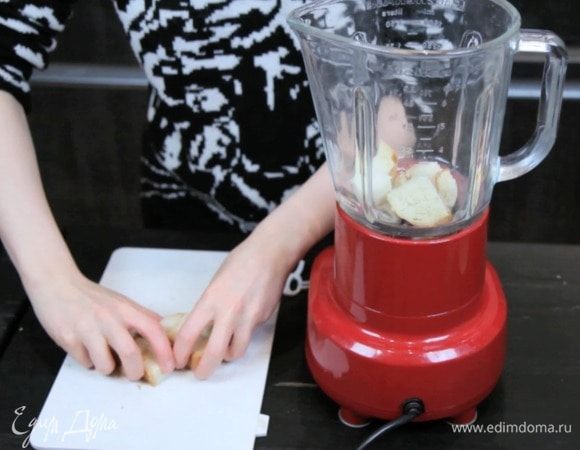 Разогреть духовку до 190°С. Смолоть в блендере хлеб в крошку. Затем добавить сыр и масло и взбить еще раз до однородности.