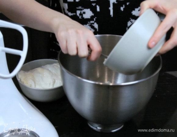 Взбить в блендере фету, творожный сыр и йогурт до однородности.