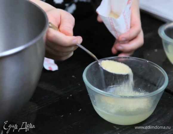 Смешать сок с водой и замочить в этом желатин, оставить набухать на 10 минут.