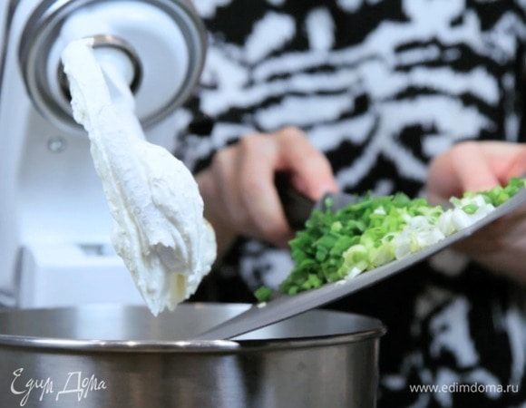 К сырной смеси примешать зеленый лук, соль и перец по вкусу.