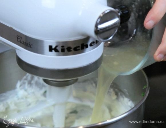 Набухший желатин растопить в микроволновке в течение 10 секунд, затем влить к сырной смеси. Смесь при этом обязательно нужно взбивать, чтобы желатин однородно и быстро вмешался.