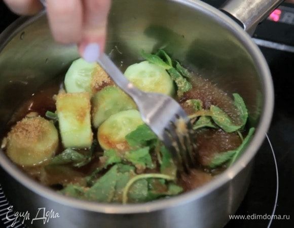 Смешать в сотейнике половину огурца, половину мяты, сахар и сок лимона. Нагреть, чтобы сахар растворился, и затем остудить.