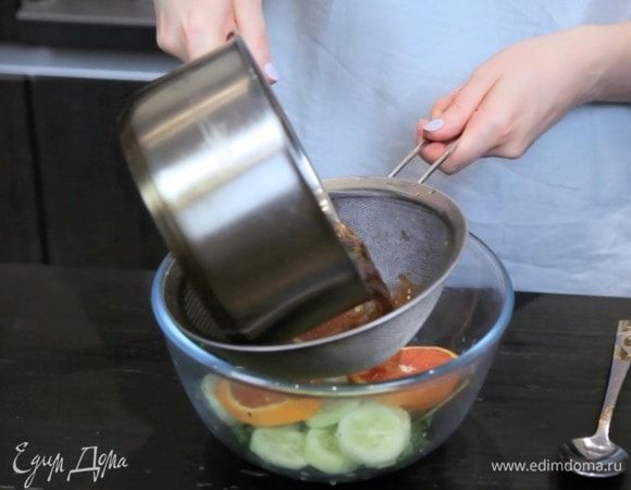 В большом кувшине или миске соединить лимон, мяту, огурец и процедить туда лимонную смесь.