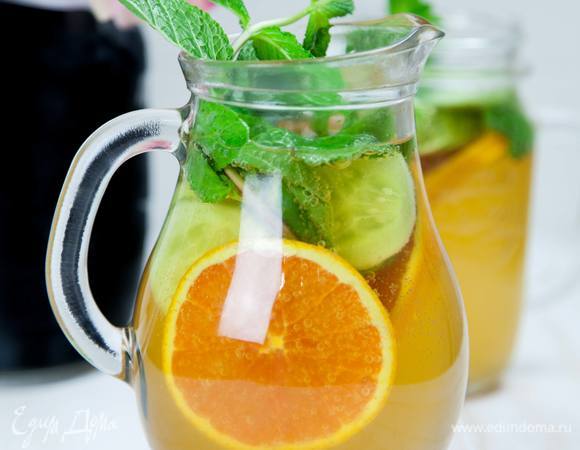 Затем долить содовую и перемешать. Лимонад готов.