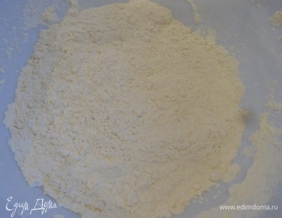 Разогреваем духовку до 150-160°С. Кедровые орешки поджариваем на сухой сковороде. В миске смешиваем два вида муки, соду, корицу, мускатный орех, соль.