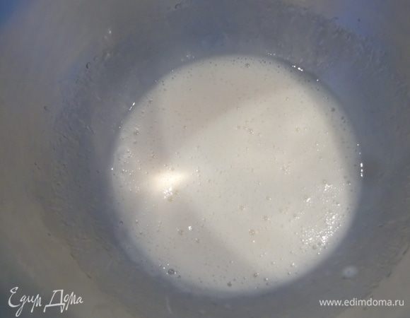 Растительное масло взбиваем с яйцом до эмульсии.