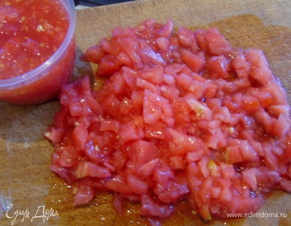 В чашке это то, что я использовала вместо томатной пасты. А два помидора очищаем от семян и кожуры и нарезаем на кубики.