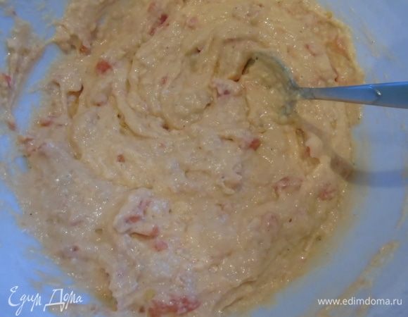 Добавляем томаты и нарезанные, и протертые в тесто, перемешиваем.