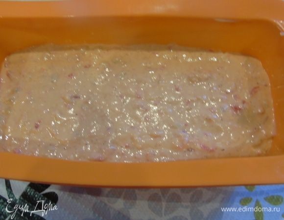 Выкладываем в форму, застеленную пергаментом, или в силиконовую. Можно печь в круглой 23 см, но мне захотелось сделать квадратные маленькие тортики-пирожные.