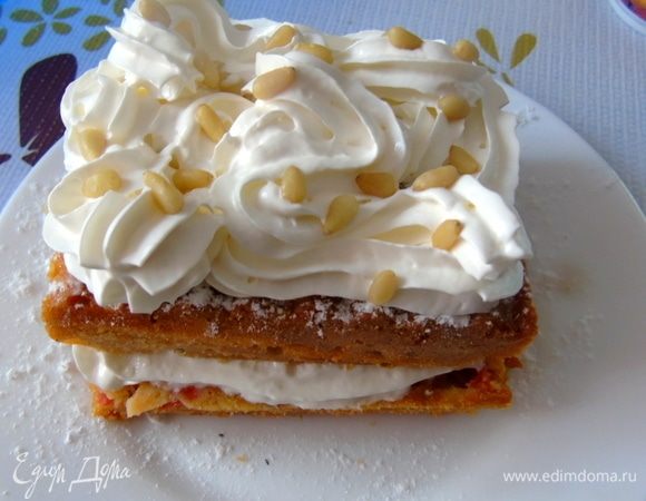 Достаем, даем остыть 15 минут в форме, а затем достаем и остужаем полностью на решетке. Разрезаем на два коржа. Взбиваем сливки и украшаем по желанию. Я немного присыпала корж ванильной сахарной пудрой. 