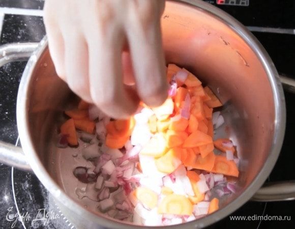 Нагреть масло в кастрюле и обжарить лук и морковь 5 минут. 