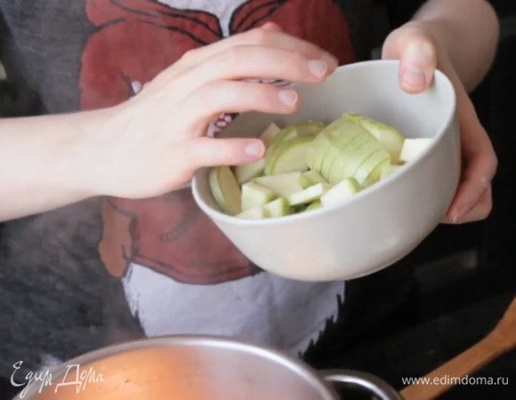 Затем добавить кабачок и жарить еще 5 минут.