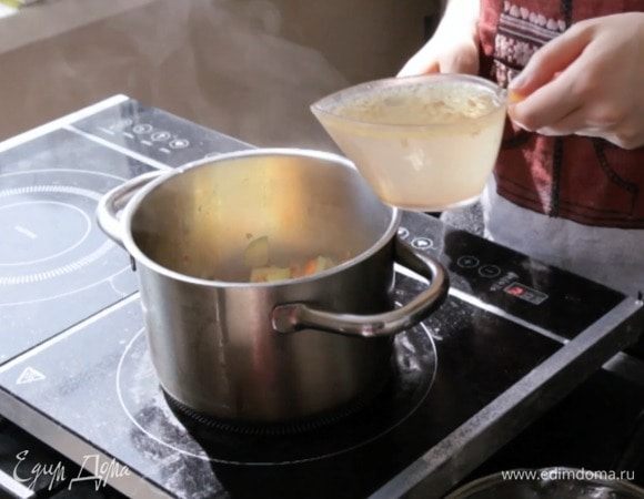 Влить чашку бульона, добавить чеснок и довести до кипения.