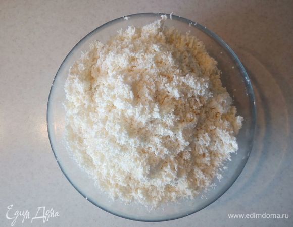 Творог протереть через сито.