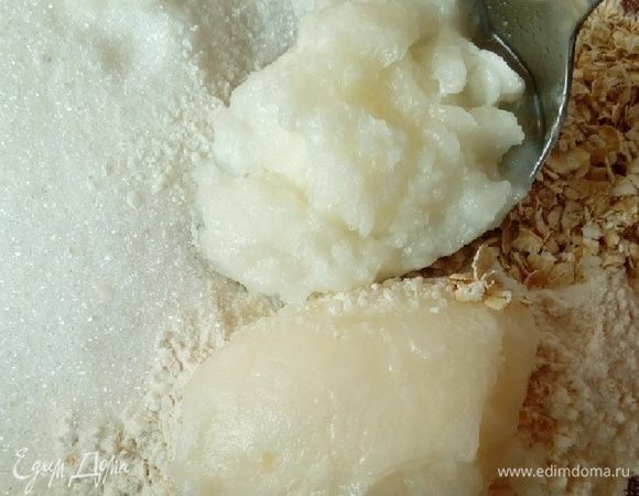 Добавить кокосовое масло и перетереть тесто в крошку. 