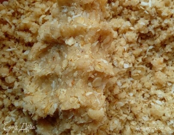 Крошка должна получиться рассыпчатой, но если сжать тесто в кулак оно должно держать форму (постаралась показать это на фото). Если форма не держится, можно добавить в тесто 1-2 ст. л. ледяной воды. Затем убираем тесто в холодильник на 0,5-1 час.
Теперь можно заняться начинкой. Я сделала самый простой вариант, из свежей сливы. 
Но делаю также с яблочной начинкой: 4-5 средних яблока твердых сортов очистить от кожуры (если она жесткая, если нет, то оставить). Порезать кубиком, сложить в небольшую кастрюльку, добавить пару ложек воды и поставить томиться на плите. Минут через 5 добавить сахар и корицу по вкусу, перемешать. Когда яблоки немного размякнут, развести 1 ст. ложку крахмала без горки в 0,5 ст. воды и залить этим яблоки, перемешать и выключить. Начинка не должна превратиться в кашу, яблоки должны остаться немного твердоватыми. Начинка готова.

Еще опробованный мной вариант — смородиновый джем.

Или можно использовать предлагаемую мной сливовую нутеллу
www.edimdoma.ru/retsepty/84097-slivovaya-nutella.
В общем, выбор большой, каждый найдет что-то на свой вкус. 