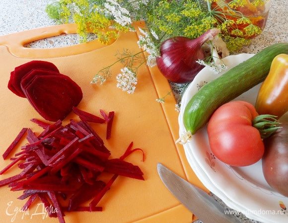 Свеклу помыть, очистить и нарезать соломкой.