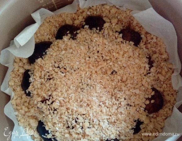 Берем мультиварку, застилаем чашку пекарской бумагой, чтобы было легко вынуть пирог. Выкладываем большую часть теста (3/4) на дно чаши, слегка утрамбовываем, укладываем начинку и засыпаем оставшейся крошкой. Включаем мультиварку, я ставлю на функцию печь, температура 150°С и время 1 час. Но нужно учитывать особенности своей мульти, низ пирога должен быть румяный, тогда пирог готов.