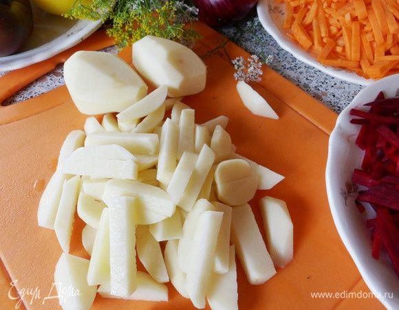Картофель помыть, очистить и нарезать брусочками.