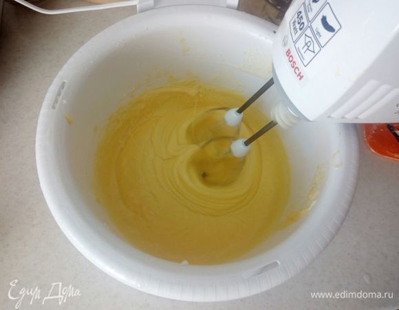 Сливочное масло комнатной температуры взбить с сахаром в однородную светлую массу. Затем ввести яйца, по одному за раз, продолжая взбивать.