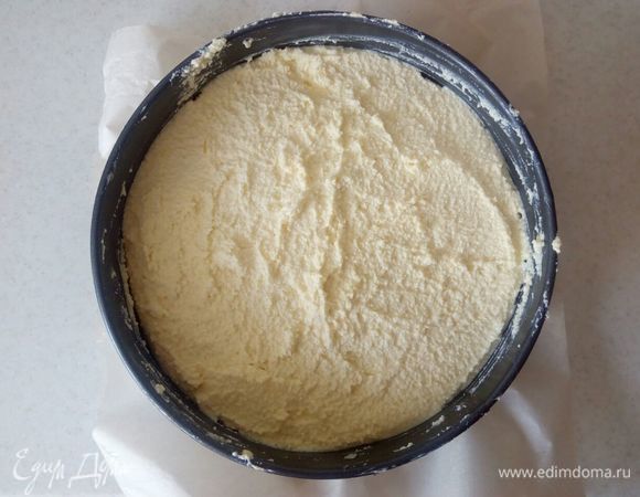 Дно формы (у меня диаметром 22 см) застелить пергаментом. Смазать дно и бока формы небольшим количеством сливочного масла. Выложить творожную массу, разровнять лопаткой и отправить в разогретую до 150-170°С духовку на 1 ч. 20-30 мин.
Тем временем миндаль залить кипятком и оставить на 10 мин. Снять с орехов кожуру и подсушить на сухой сковороде. Часть миндаля измельчить ножом в крошку, остальную часть оставить цельными.
Готовый чизкейк оставить остывать в духовке с приоткрытой дверцей на 30 мин. Затем оставить до полного остывания при комнатной температуре.