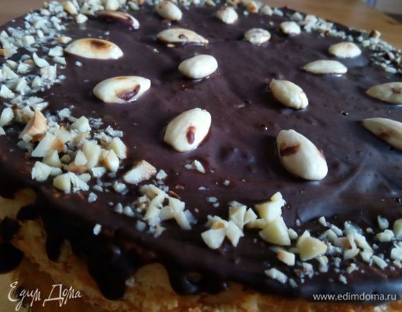 Приготовить шоколадную глазурь. Растопить на водяной бане сливочное масло с разломанным на кусочки шоколадом. Покрыть остывший чизкейк горячей шоколадной глазурью и украсить орехами.