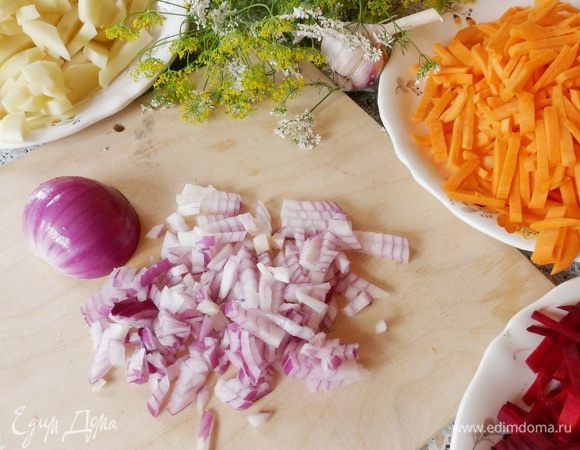 Мелко нарезать красный лук.