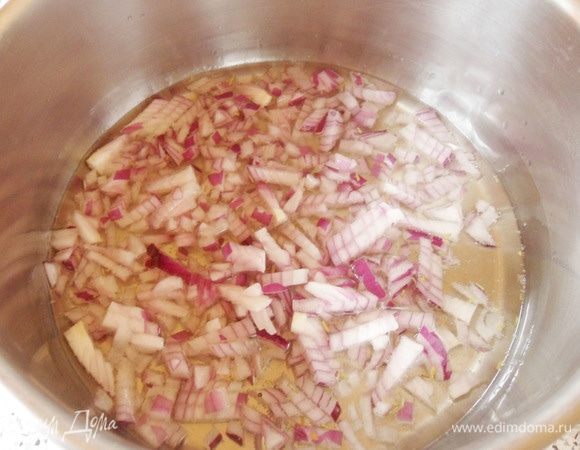 В широкой кастрюле (сковороде) с толстым дном разогреть оливковое масло и обжарить лук до прозрачности.