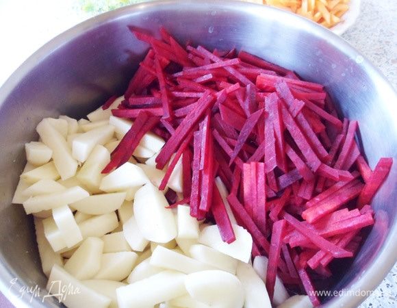 Затем добавить свеклу и картошку. Перемешать и обжаривать около 5 минут.