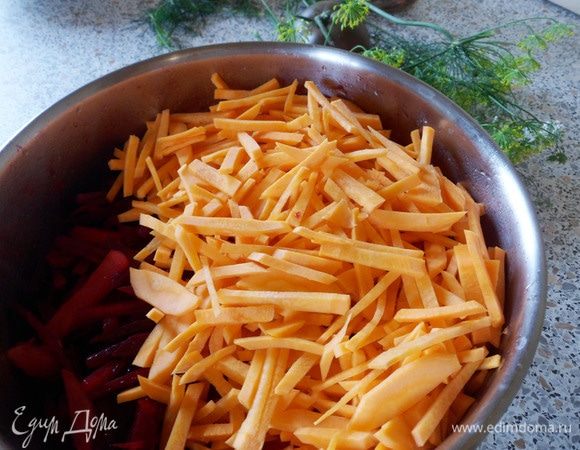 Следом отправить морковь. Перемешать и обжаривать около 5 минут.