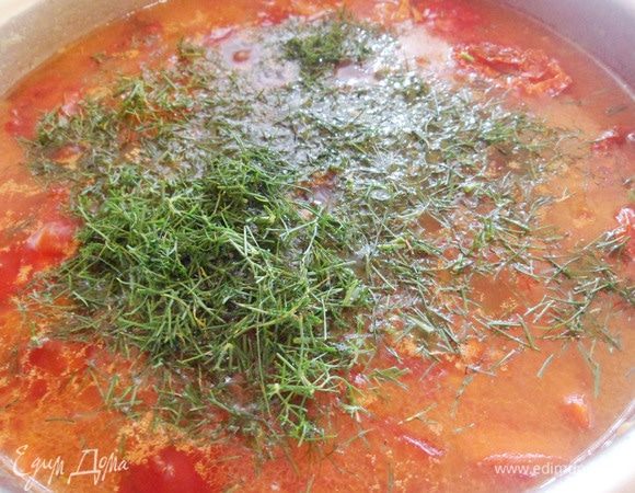 Добавить мелко нарезанный пучок укропа, перемешать и оставить под крышкой на полчаса. Свекольник готов.