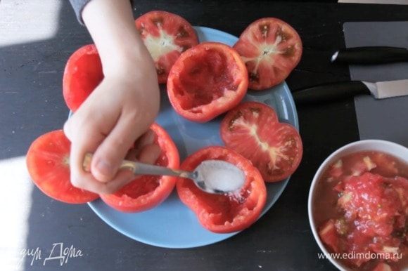Аккуратно срезать верхушку помидора и вынуть мякоть, чтобы получилась чашечка. Посыпать изнутри 1/4 ч. л. сахара.