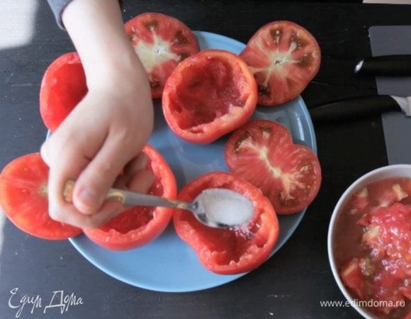 Аккуратно срезать верхушку помидора и вынуть мякоть, чтобы получилась чашечка. Посыпать изнутри 1/4 ч. л. сахара.