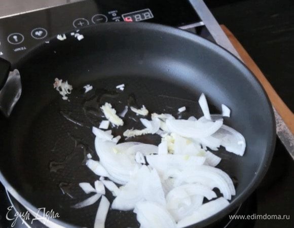 Обжарить лук и чеснок 10 минут. 