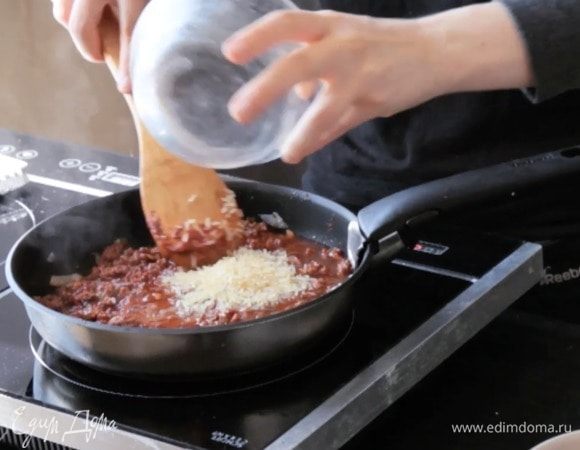 Влить бульон, добавить рис и мякоть томатов, довести до кипения и тушить 15 минут.