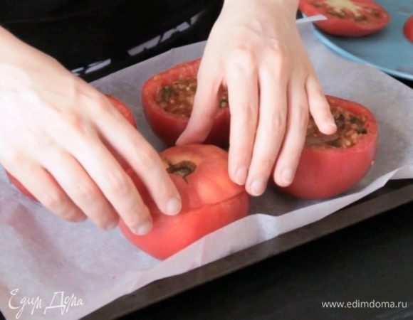 Разогреть духовку до 180°С. Накрыть помидоры крышечками, полить маслом.