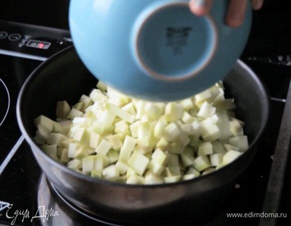 Разогреть масло, обжарить чеснок пару минут, затем добавить кабачок и обжаривать 6 минут. 