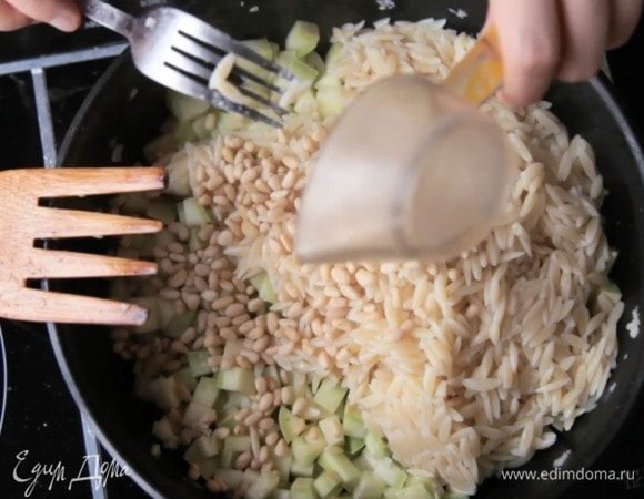 Добавить орзо, лимонный сок, кедровый орех и рикотту. Хорошо перемешать и протушить все вместе пару минут.