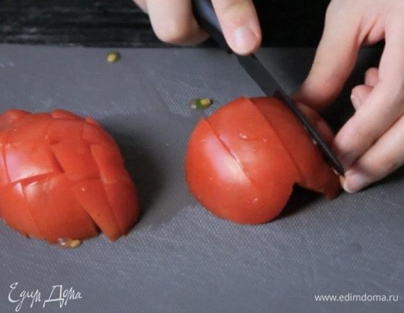 Нарезать крупно томаты, порубить зелень.