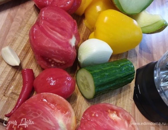 Со спелых помидоров снять кожицу. Все остальные овощи помыть, нарезать средним кубиком. От каждого овоща отдельно отрезать кусочек и мелко накрошить, отставить в сторону. 