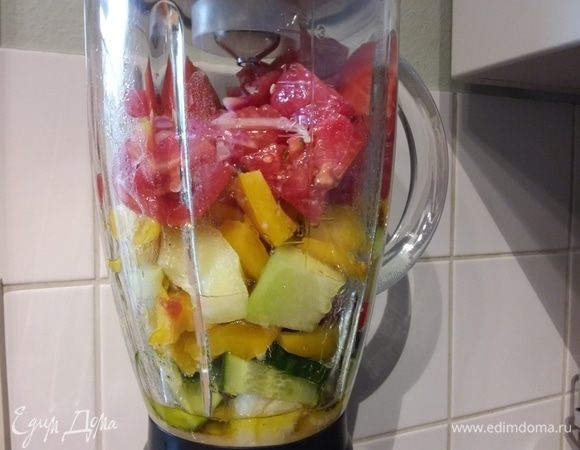 Все ингредиенты сложить в блендер, добавить уксус, масло, соль и щепотку сахара. 