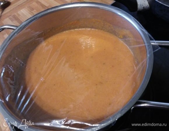 Взбить до однородной консистенции. Попробовать на соль, по необходимости досолить и поперчить. Поставить в холодильник минимум на 30 минут. 