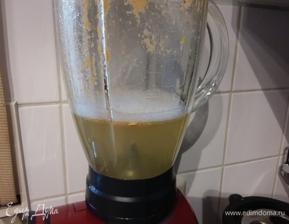 А вот как легко моется блендер: налить мыльный раствор в блендер и прокрутить. Дальше вам останется только сполоснуть чашу блендера водой :)