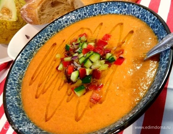 Подавать охлажденным, добавив кусочки овощей и сбрызнув оливковым маслом. 