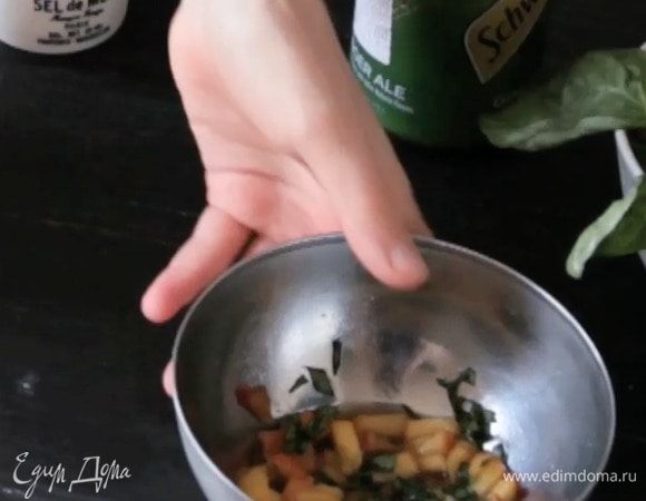 Смешать персик с базиликом и сахаром. Оставить на некоторое время, чтобы персик дал сок и сахар растворился. 