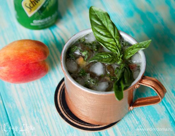 Сверху налить 300 мл имбирного эля. Украсить листиками базилика перед подачей.