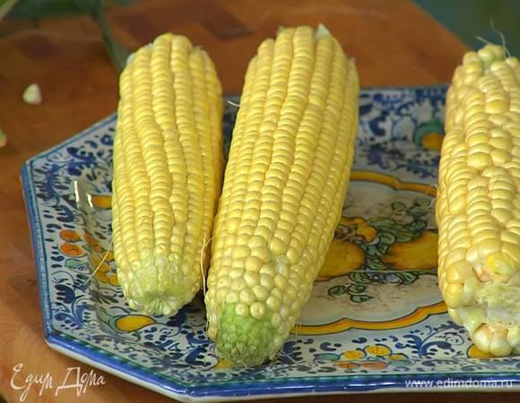 С початков кукурузы снять листья, кукурузные рыльца удалить.