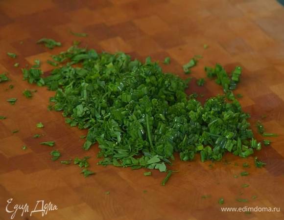 Петрушку и шнитт-лук мелко порубить.